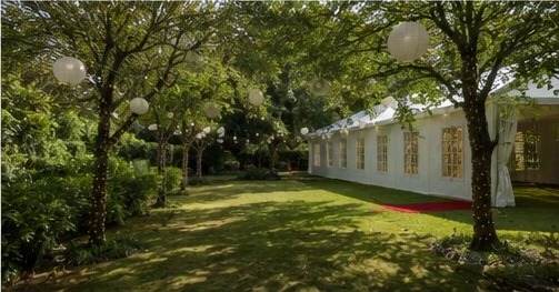 Jardim com árvores maduras