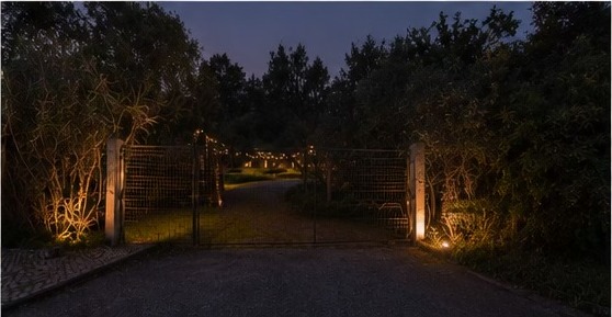 Entrada da quinta iluminada de noite